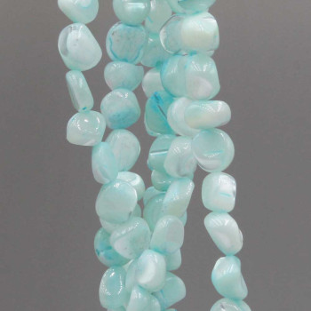 Conchiglie naturali pepite 6/8 mm turchese chiaro filo 40 cm