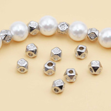 Distanziatori cubetti decorati white gold plated 3.5 mm 50 pz Distanziatori cubetti decorati white gold plated 3.5 mm 50 pz