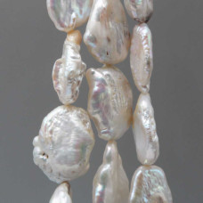 Perle di fiume piatte irregolari multi riflesso 23/25 mm conf. 2 pz Perle di fiume piatte irregolari multi riflesso 23/25 mm conf. 2 pz