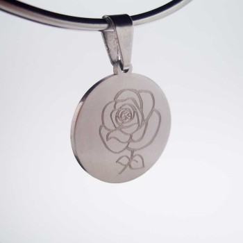 Charms acciaio tondo con rosa incisa 16 mm 5 pz